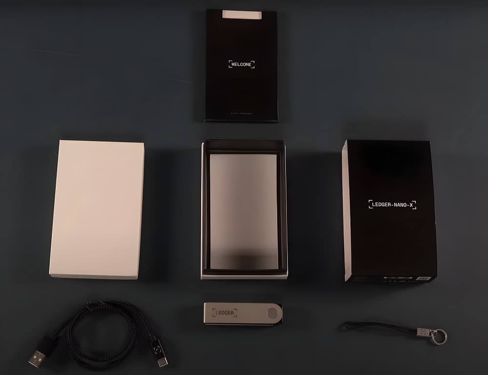 Η συσκευασία του Ledger Nano X: η συσκευή, το καλώδιο USB, το κορδόνι και τα φυλλάδια με τις κάρτες ανάκτησης